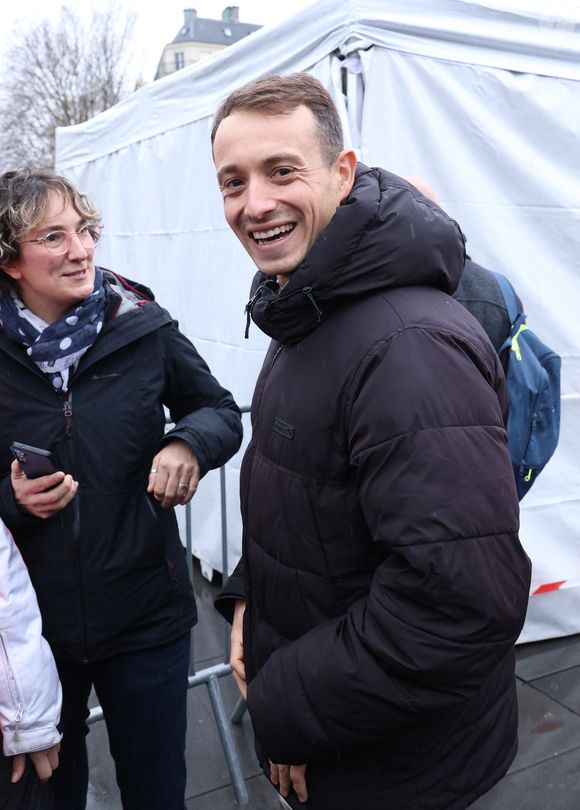 3 jours après sa libération d'une prison au Danemark où il aura séjourné 5 mois, le capitaine Paul Watson célèbre sa remise en liberté sur la place de la République à Paris en compagnie de Lamya Essemlali et Hugo Clément. Paris, le 21 décembre 2024.
© Denis Guignebourg/Bestimage
