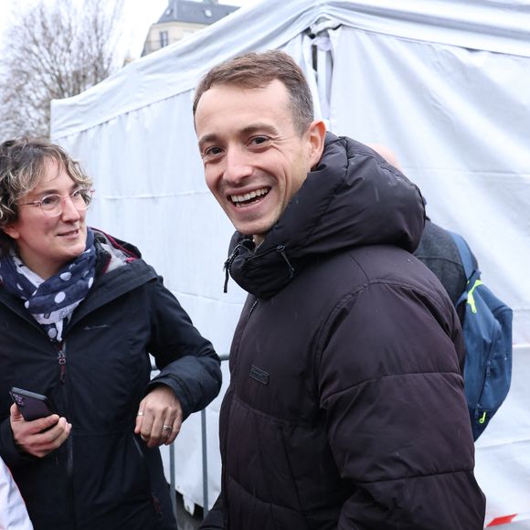 3 jours après sa libération d'une prison au Danemark où il aura séjourné 5 mois, le capitaine Paul Watson célèbre sa remise en liberté sur la place de la République à Paris en compagnie de Lamya Essemlali et Hugo Clément. Paris, le 21 décembre 2024.
© Denis Guignebourg/Bestimage