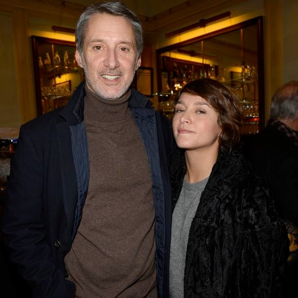 Antoine de Caunes et sa fille Emma de Caunes - People a la generale du nouveau spectacle de Francois-Xavier Demaison "Demaison s'évade" au Theatre Edouard VII a Paris, le 10 decembre 2013.