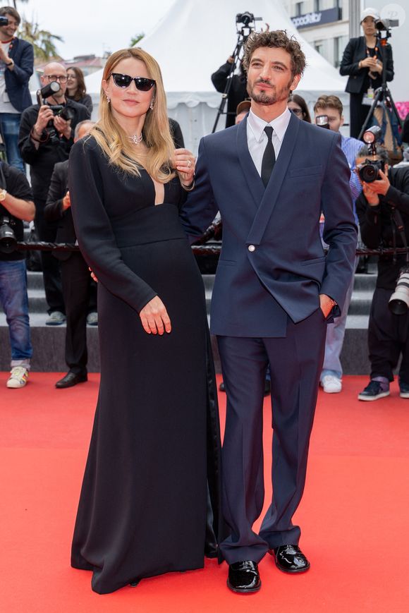 L'Inconnue concourt pour la Palme d'Or face à 21 autres films.


Virginie Efira et son compagnon Niels Schneider - Montée des marches du film " L'inconnue" lors du 79ème Festival International du Film de Cannes, le 18 mai 2026. © Jacovides-Moreau / Bestimage