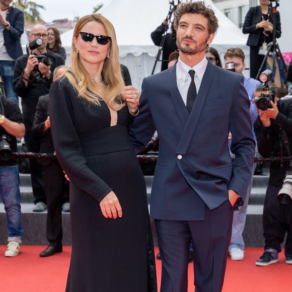 L'Inconnue concourt pour la Palme d'Or face à 21 autres films.


Virginie Efira et son compagnon Niels Schneider - Montée des marches du film " L'inconnue" lors du 79ème Festival International du Film de Cannes, le 18 mai 2026. © Jacovides-Moreau / Bestimage
