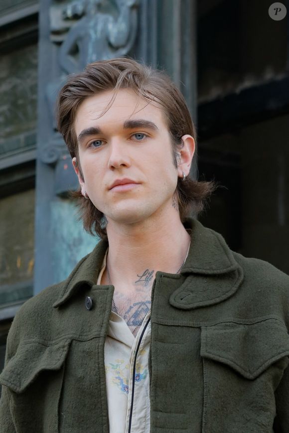 En 2016, dans "Paris Match", Gabriel-Kane, le fils d’Isabelle Adjani et de Daniel Day-Lewis, avait parlé de son demi-frère, avec qui il a vécu pendant de longues années en Irlande. "Ronan, mon demi-frère, a bénéficié du génome intelligent", avait-il confié.

Gabriel-Kane Day-Lewis - Défilé Haider Ackermann PAP femme printemps / été 2019 au Palais de Tokyo à Paris le 29 septembre 2018. © Veeren-CVS/Bestimage