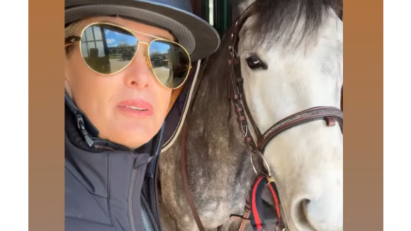 Laeticia Hallyday a profité d'un moment hors du temps au haras de son compagnon, Serge Varsano. 
Capture d'écran Instagram