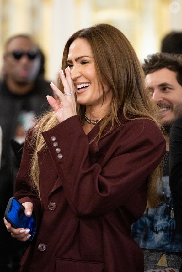 "Bref je vais marcher tordu tout le weekend", plaisante-t-elle ensuite, avant de dévoiler l’adorable bouille d’un chien qui semble l’avoir accompagnée durant cette journée sportive.

Vitaa - Cérémonie de la remise de la médaille de chevalier de l'ordre des arts et des lettres à Alexandre Kirchhoff, PDG du label Capitol Music France par R.Dati au Ministère de la Culture à Paris le 9 janvier 2026.
Cyril Moreau / Bestimage