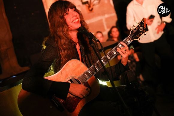 Après huit années d'absence sur scène, l'artiste franco-britannique prépare la sortie d'un quatrième album studio très attendu.

Lou Doillon lors de la célébration de la collection automne 2026 VB au club Le Serpent à Plume, à Paris, le 15 octobre 2026. 

© Astra Marina/BFA.com/Backgrid/Bestimage