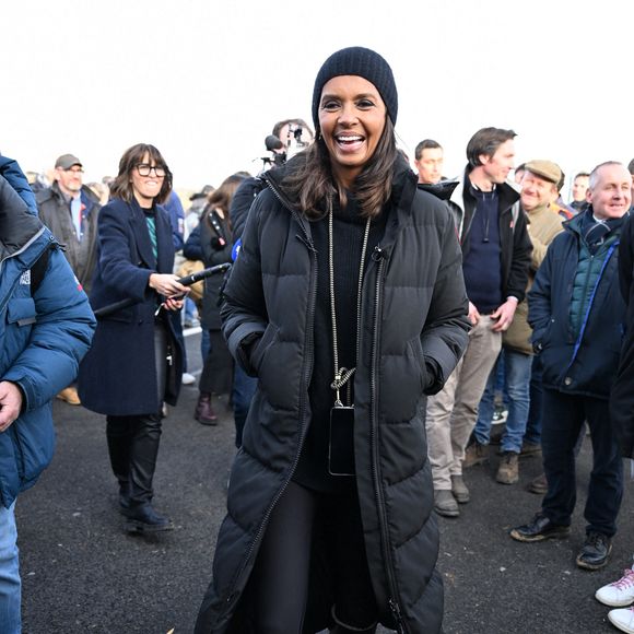 Comme elle l'avait annoncé la semaine dernière, l'animatrice de l'émission "L'amour est dans le pré", Karine Le Marchand, a amené près de 200 croissants aux agriculteurs sur un barrage sur l'autoroute A4 aux portes de Paris, pour leur affirmer son soutien. Le 29 janvier 2024 © Pierre Perusseau - Jeremy Melloul / Bestimage