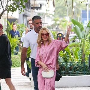 Les experts ont même salué la qualité du vin qui est à prix abordable.  
Exclu - Rio de Janeiro, Brésil La superstar australienne Kylie Minogue est photographiée dans un ensemble rose complet, saluant ses nombreux fans devant l'hôtel Copacabana Palace à Rio. Backgrid USA / Bestimage