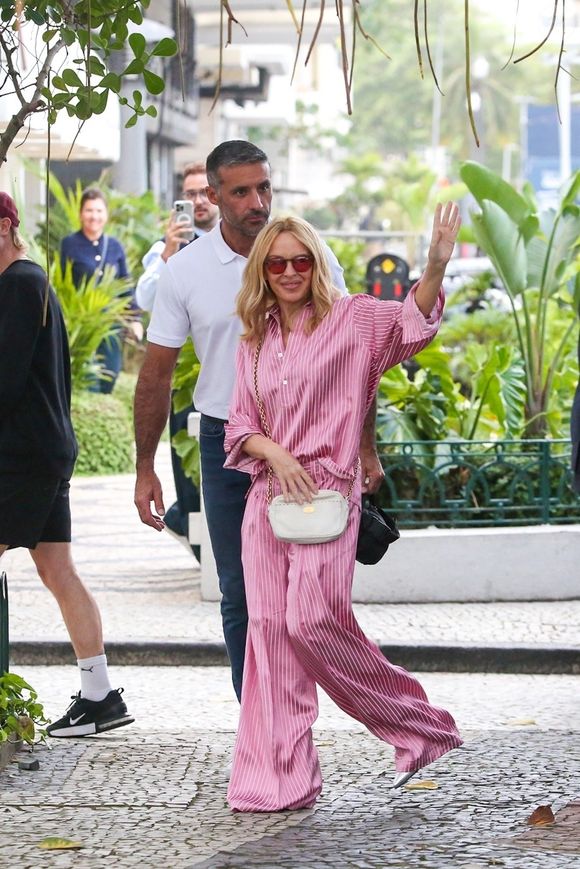 Les experts ont même salué la qualité du vin qui est à prix abordable.  
Exclu - Rio de Janeiro, Brésil La superstar australienne Kylie Minogue est photographiée dans un ensemble rose complet, saluant ses nombreux fans devant l'hôtel Copacabana Palace à Rio. Backgrid USA / Bestimage