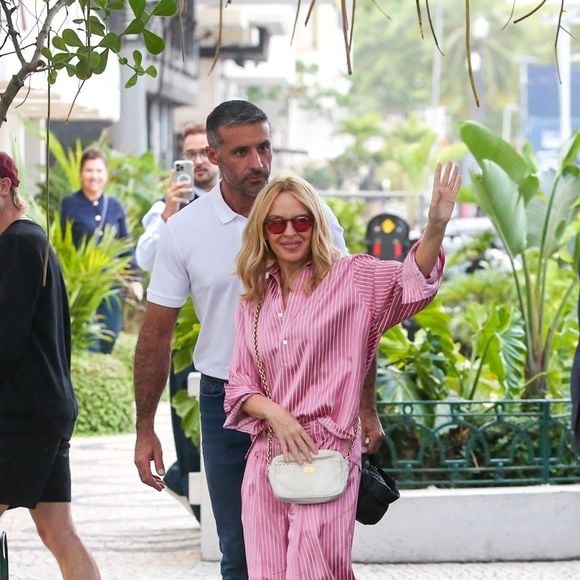 Les experts ont même salué la qualité du vin qui est à prix abordable.  
Exclu - Rio de Janeiro, Brésil La superstar australienne Kylie Minogue est photographiée dans un ensemble rose complet, saluant ses nombreux fans devant l'hôtel Copacabana Palace à Rio. Backgrid USA / Bestimage
