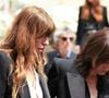 Certains objets lui ayant appartenus sont devenus indispensables à sa fille.
Lou Doillon et Charlotte Gainsbourg - Sorties des obsèques de Jane Birkin en l'église Saint-Roch à Paris. Le 24 juillet 2023
© Jonathan Rebboah / Panoramic / Bestimage