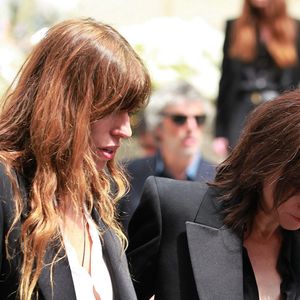 Certains objets lui ayant appartenus sont devenus indispensables à sa fille. 

Lou Doillon et Charlotte Gainsbourg - Sorties des obsèques de Jane Birkin en l'église Saint-Roch à Paris. Le 24 juillet 2023
© Jonathan Rebboah / Panoramic / Bestimage