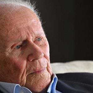 Exclusif - Philippe Bouvard, journaliste français, écrivain, homme de radio et de télévision, à son domicile, en interview télé avec le journaliste producteur Cyril Viguier à Cannes, le 27 février 2025. 
© Bruno Bebert/Bestimage