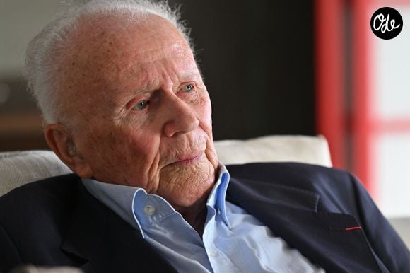 Exclusif - Philippe Bouvard, journaliste français, écrivain, homme de radio et de télévision, à son domicile, en interview télé avec le journaliste producteur Cyril Viguier à Cannes, le 27 février 2025. 
© Bruno Bebert/Bestimage