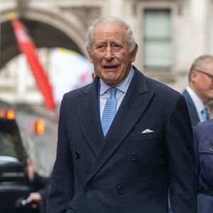 Charles III donne des nouvelles rassurantes 

e roi Charles III d'Angleterre, célèbre le deuxième anniversaire du Coronation Food Project chez "Fortnum & Mason" à Londres. Photo par Zuma Press/Bestimage