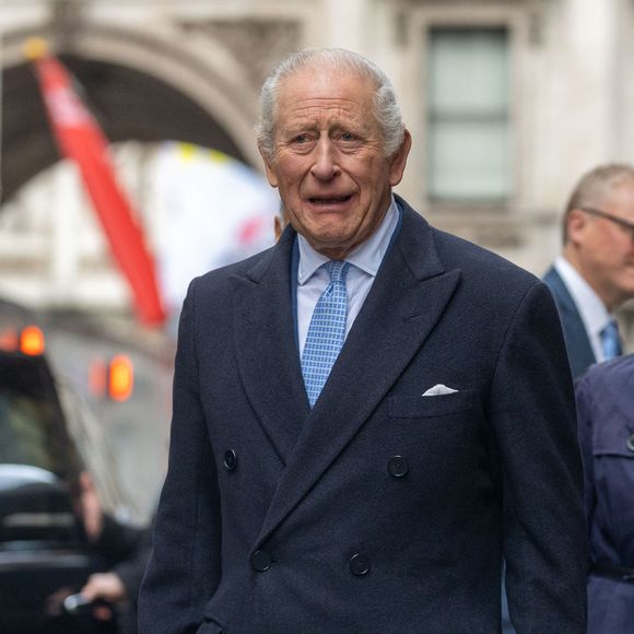 Charles III donne des nouvelles rassurantes 

e roi Charles III d'Angleterre, célèbre le deuxième anniversaire du Coronation Food Project chez "Fortnum & Mason" à Londres. Photo par Zuma Press/Bestimage