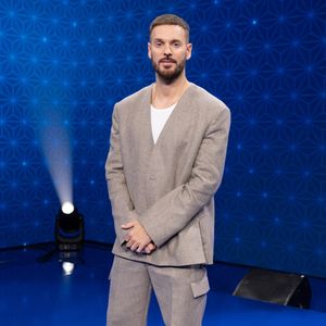 Exclusif - Matt Pokora pour les surprises lors de l'enregistrement de l'émission "La Boîte à secrets", présentée par Faustine Bollaert et diffusée le 17 octobre sur France 3, dans les studios du Lendit à Saint-Denis, France, le 23 septembre 2025. © Cyril Moreau/Bestimage