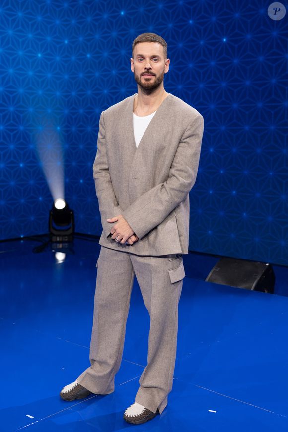 Exclusif - Matt Pokora pour les surprises lors de l'enregistrement de l'émission "La Boîte à secrets", présentée par Faustine Bollaert et diffusée le 17 octobre sur France 3, dans les studios du Lendit à Saint-Denis, France, le 23 septembre 2025. © Cyril Moreau/Bestimage