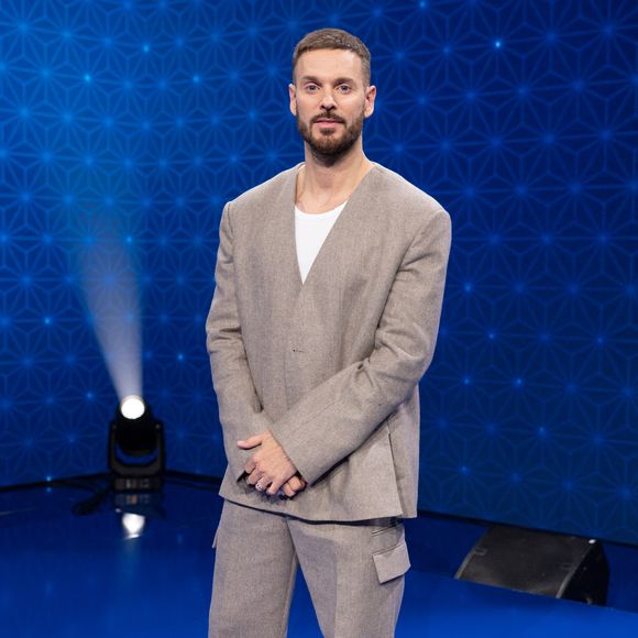 Exclusif - Matt Pokora pour les surprises lors de l'enregistrement de l'émission "La Boîte à secrets", présentée par Faustine Bollaert et diffusée le 17 octobre sur France 3, dans les studios du Lendit à Saint-Denis, France, le 23 septembre 2025. © Cyril Moreau/Bestimage