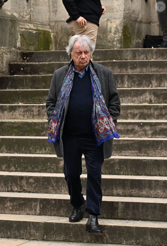 “Rassurez-vous, je n’ai aucun souci financier”, assure-t-il en interview pour "Soir Mag"

Hervé Vilard lors des obsèques de Alexis Gruss en l'Église Saint-Roch à Paris le 11 avril 2024. Agence / Bestimage