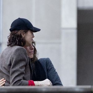 Lou Doillon et Charlotte Gainsbourg - Inauguration de la passerelle Jane Birkin devant les 41-43 quai de Valmy à Paris le 13 décembre 2025.
© Cyril Moreau / Bestimage