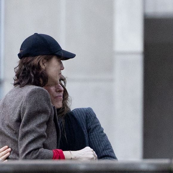 Lou Doillon et Charlotte Gainsbourg - Inauguration de la passerelle Jane Birkin devant les 41-43 quai de Valmy à Paris le 13 décembre 2025.
© Cyril Moreau / Bestimage