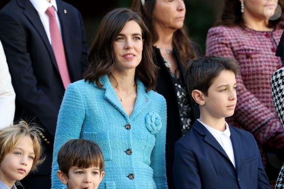 Balthazar Rassam, Charlotte Casiraghi, Raphaël Elmaleh dans la cour du palais princier le jour de la fête nationale de Monaco le 19 novembre 2024.

© Jean-Charles Vinaj / Pool Monaco / Bestimage