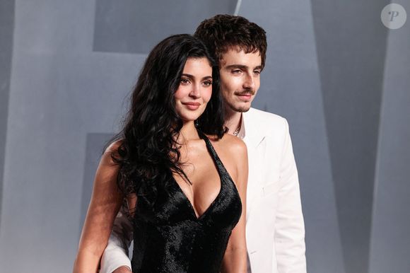 Kylie Jenner est désormais la compagne de Timothée Chalamet.

Kylie Jenner et Timothée Chalamet à la soirée des Oscars Vanity Fair au Musée d'art du comté de Los Angeles, Los Angeles, Californie. Backgrid USA / Bestimage