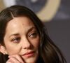"Enfin, en tout cas on était un couple pendant le tournage du film, voilà."

Marion Cotillard lors de la conférence de presse pour le film Karma lors du 79ème Festival International du Film de Cannes le 16 mai 2026.

© Valentina Claret / Pool / Bestimage