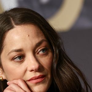 "Enfin, en tout cas on était un couple pendant le tournage du film, voilà."

Marion Cotillard lors de la conférence de presse pour le film Karma lors du 79ème Festival International du Film de Cannes le 16 mai 2026.

© Valentina Claret / Pool / Bestimage