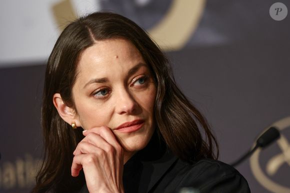 "Enfin, en tout cas on était un couple pendant le tournage du film, voilà."

Marion Cotillard lors de la conférence de presse pour le film Karma lors du 79ème Festival International du Film de Cannes le 16 mai 2026.

© Valentina Claret / Pool / Bestimage