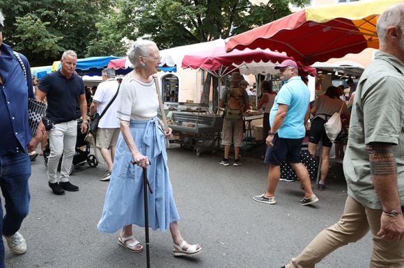 La reine Margrethe II de Danemark se rend comme tous les ans au marché de Cahors le 17 août 2024.
© Jean-Marc Lhomer / Bestimage