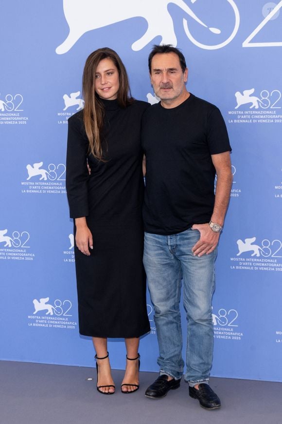 Il y partage l’affiche avec Adèle Exarchopoulos et Louis Garrel.

Adele Exarchopoulos, Gilles Lellouche au photocall du film "Chien 51" lors du 82ème Festival International du Film de Venise (La Mostra), Italie, le 6 septembre 2025. © SGP/Bestimage