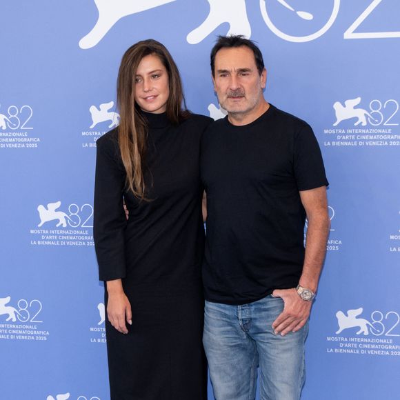 Il y partage l’affiche avec Adèle Exarchopoulos et Louis Garrel.

Adele Exarchopoulos, Gilles Lellouche au photocall du film "Chien 51" lors du 82ème Festival International du Film de Venise (La Mostra), Italie, le 6 septembre 2025. © SGP/Bestimage