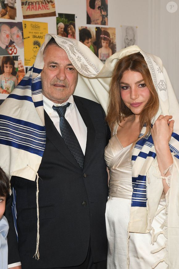 Exclusif - Jean-Marie Bigard et sa femme Lola Marois - Jean-Marie Bigard et Lola Marois lors de la cérémonie oecuménique à l'occasion du renouvellement de leurs voeux pour leur 10 ans de mariage. Le 27 mai 2021 © Coadic Guirec / Bestimage