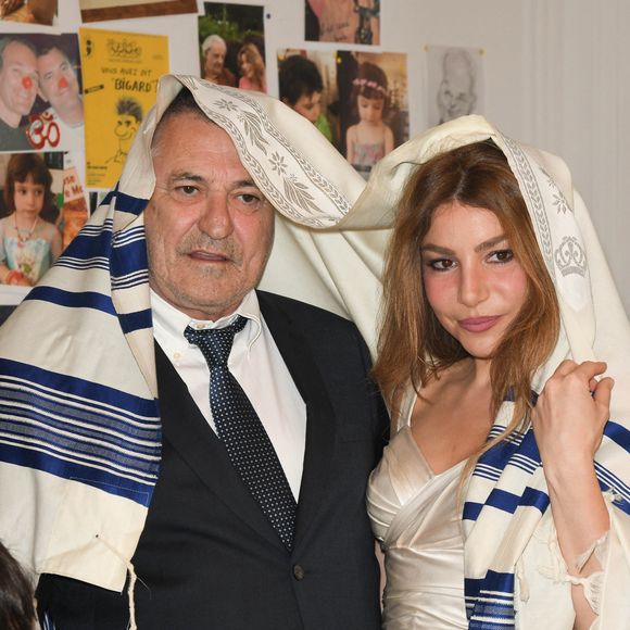 Exclusif - Jean-Marie Bigard et sa femme Lola Marois - Jean-Marie Bigard et Lola Marois lors de la cérémonie oecuménique à l'occasion du renouvellement de leurs voeux pour leur 10 ans de mariage. Le 27 mai 2021 © Coadic Guirec / Bestimage