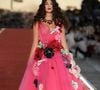 Si l'aînée, Deva Cassel, 22 ans, a déjà fait ses preuves dans le milieu artistique et trace son propre chemin...

Deva Cassel, la fille de Monica Bellucci et Vincent Cassel, défile lors du défilé Dolce & Gabbana à Venise, en Italie, le 29 août 2021. Photo : Splash News/Abaca