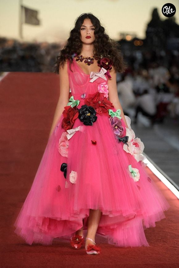 Si l'aînée, Deva Cassel, 22 ans, a déjà fait ses preuves dans le milieu artistique et trace son propre chemin...

Deva Cassel, la fille de Monica Bellucci et Vincent Cassel, défile lors du défilé Dolce & Gabbana à Venise, en Italie, le 29 août 2021. Photo : Splash News/Abaca