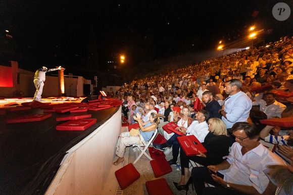 Dany Boon sur scène, le président Emmanuel Macron et sa femme Brigitte dans le public au spectacle de Dany Boon "Clown n'est pas un métier" lors du 41ème Festival de Ramatuelle le 12 août 2025. 

© Cyril Bruneau / Bestimage