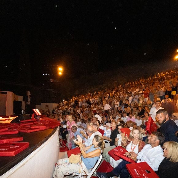 Dany Boon sur scène, le président Emmanuel Macron et sa femme Brigitte dans le public au spectacle de Dany Boon "Clown n'est pas un métier" lors du 41ème Festival de Ramatuelle le 12 août 2025. 

© Cyril Bruneau / Bestimage