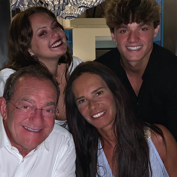 Lou Pernaut avec son frère Tom et ses parents Jean-Pierre Pernaut et Nathalie Marquay, le 27 décembre 2020