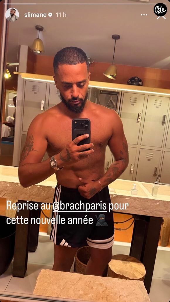 Sur son selfie, il pince légèrement son ventre et dévoile une silhouette affûtée.

Capture Instagram - Slimane