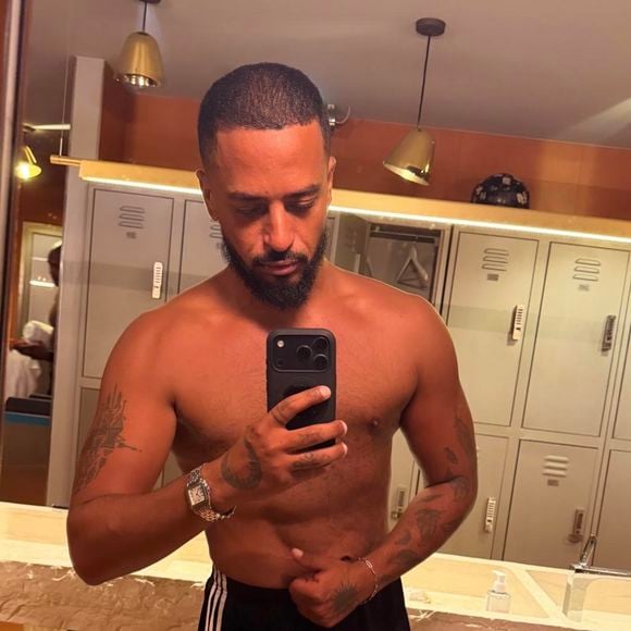 Sur son selfie, il pince légèrement son ventre et dévoile une silhouette affûtée.

Capture Instagram - Slimane