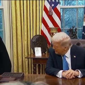 Elon Musk avec son fils de 4 ans, X, dans le bureau de Donald Trump le 11 février 2024
©capture d'écran BFMTV