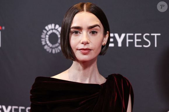Lily Collins au théâtre Dolby le 10 avril 2026. 
Backgrid USA / Bestimage