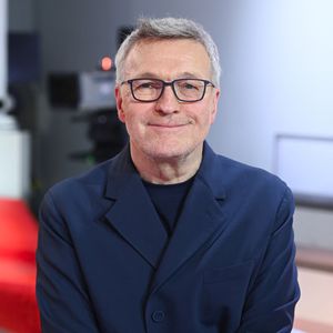 L’animateur star est le nouveau propriétaire et le directeur de la mythique Comédie des Champs-Élysées, en plein cœur de Paris. 

Laurent Ruquier lors de l'enregistrement de l'émission "Vivement dimanche" au studio Rive Gauche, présentée par M.Drucker avec une diffusion sur France 3 le 8 mars 2026, à Paris, France, le 25 février 2026. © Guillaume Gaffiot/Bestimage