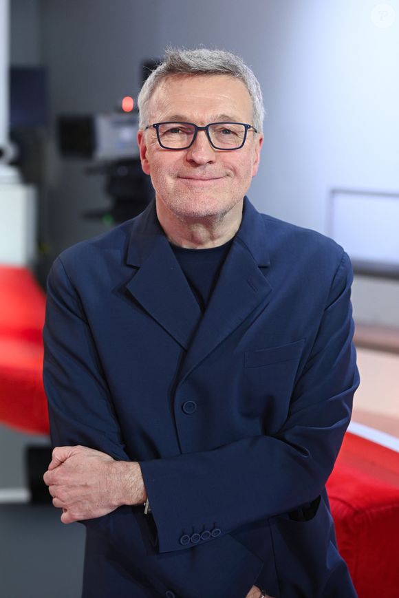 L’animateur star est le nouveau propriétaire et le directeur de la mythique Comédie des Champs-Élysées, en plein cœur de Paris. 

Laurent Ruquier lors de l'enregistrement de l'émission "Vivement dimanche" au studio Rive Gauche, présentée par M.Drucker avec une diffusion sur France 3 le 8 mars 2026, à Paris, France, le 25 février 2026. © Guillaume Gaffiot/Bestimage