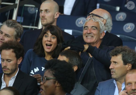 Raymond Domenech et sa compagne Estelle Denis - People au match de foot PSG - Saint-Etienne au Parc des Princes à Paris le 25 Août 2017. Victoire du PSG 3 à 0
