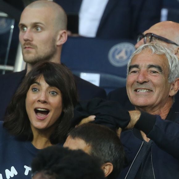 Raymond Domenech et sa compagne Estelle Denis - People au match de foot PSG - Saint-Etienne au Parc des Princes à Paris le 25 Août 2017. Victoire du PSG 3 à 0