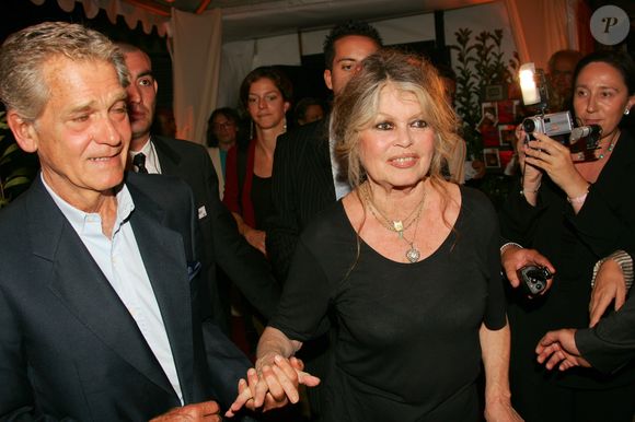 Ils avaient en fait l'interdiction de pénétrer dans le salon de la maison

Archives - Brigitte Bardot et son mari Bernard d'Ormale lors de la 6ème édition du Festival de la fiction TV à Saint-Tropez, le 18 septembre 2004. © Frédéric Piau/Bestimage