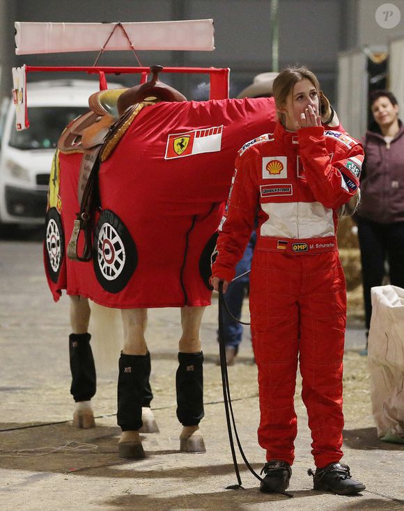 Gina Maria Schumacher rend hommage à son père Michael Schumacher habillé en style Ferrari lors de la compétition de freestyle à Vérone, en Italie, le 9 novembre 2019. Photo SplashNews/Abaca